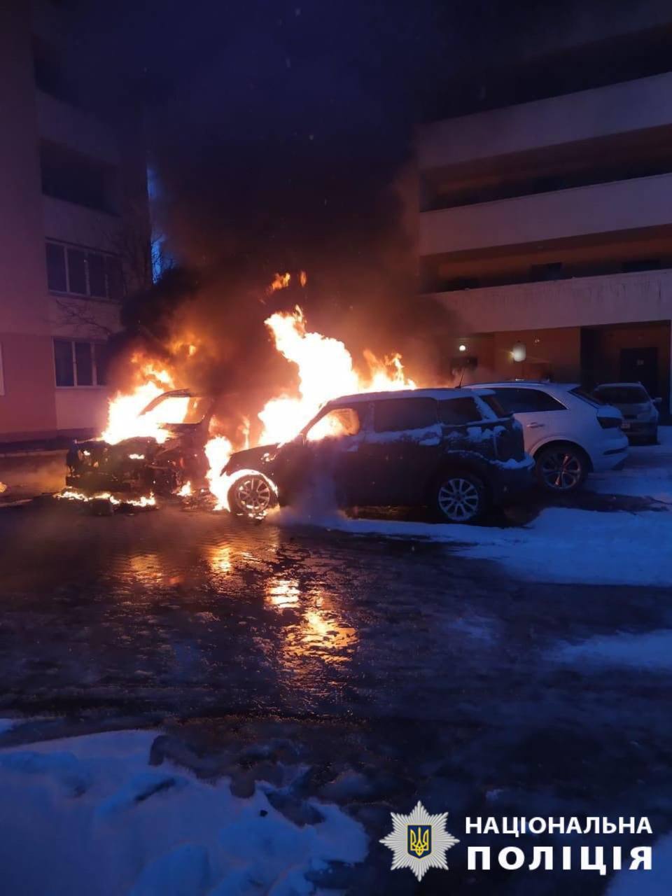 Під Києвом у дворі ЖК згоріли три автомобілі: справою зайнялась поліція. Фото та відео dqxikeidqxitkant