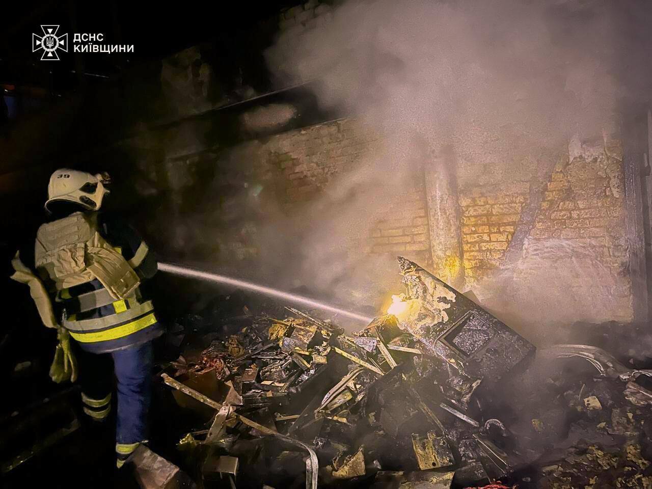 Пошкоджено будівлі та пожежі у кількох районах, є постраждалий: наслідки російської атаки на Київщину. Фото