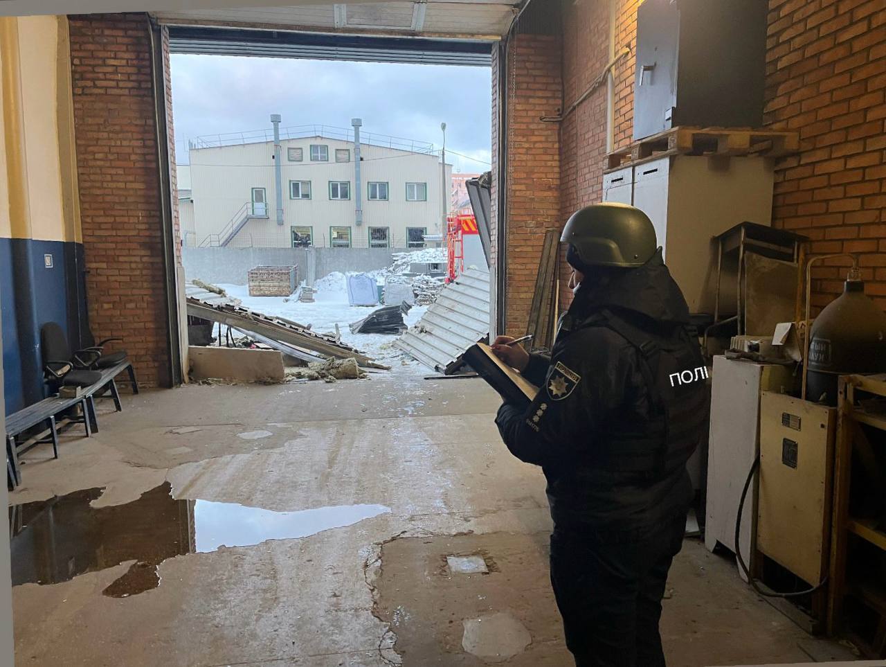 Пошкоджено будівлі та пожежі у кількох районах, є постраждалий: наслідки російської атаки на Київщину. Фото