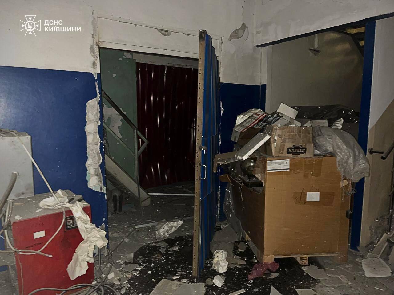 Повреждены здания и пожары в нескольких районах, есть пострадавший: последствия российской атаки на Киевщину. Фото