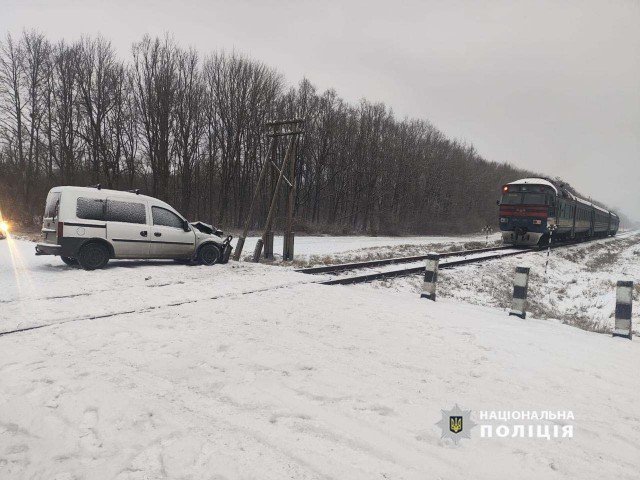На Волыни автомобиль столкнулся с поездом На Волыни автомобиль столкнулся с поездом dqxikeidqxiqqeant