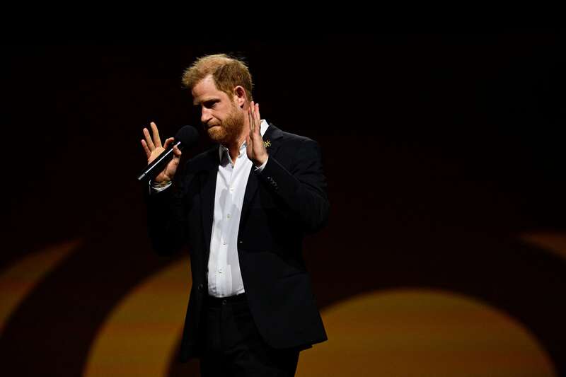 Принц Гаррі проголошує промову на церемонії закриття Ігор нескорених Принц Гаррі проголошує промову на церемонії закриття Ігор нескорених