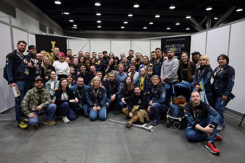 Перед церемонией закрытия Джастин Трюдо вместе с принцем Гарри сделали совместное фото с представителями сборной Украины Перед церемонией закрытия Джастин Трюдо вместе с принцем Гарри сделали совместное фото с представителями сборной Украины