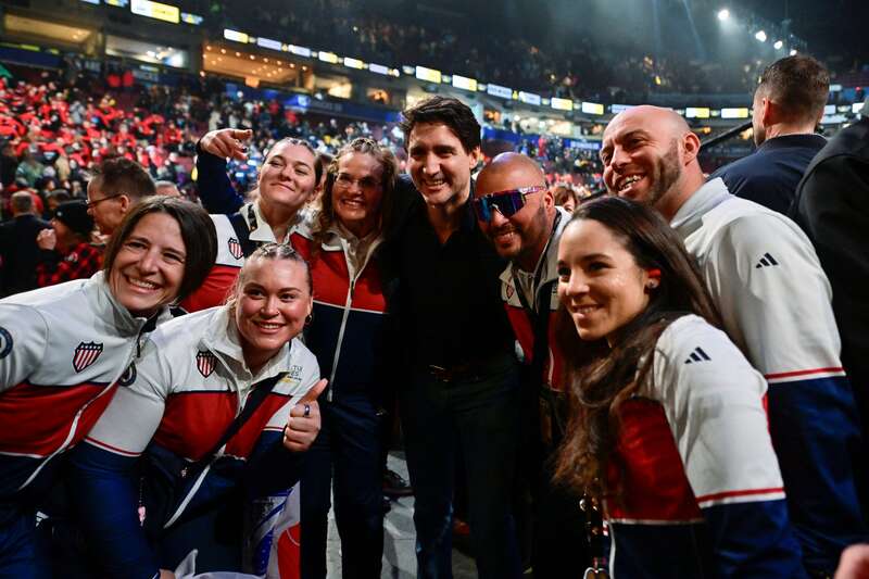 Джастін Трюдо разом з учасниками збірної США на церемонії закриття Ігор нескорених Джастін Трюдо разом з учасниками збірної США на церемонії закриття Ігор нескорених