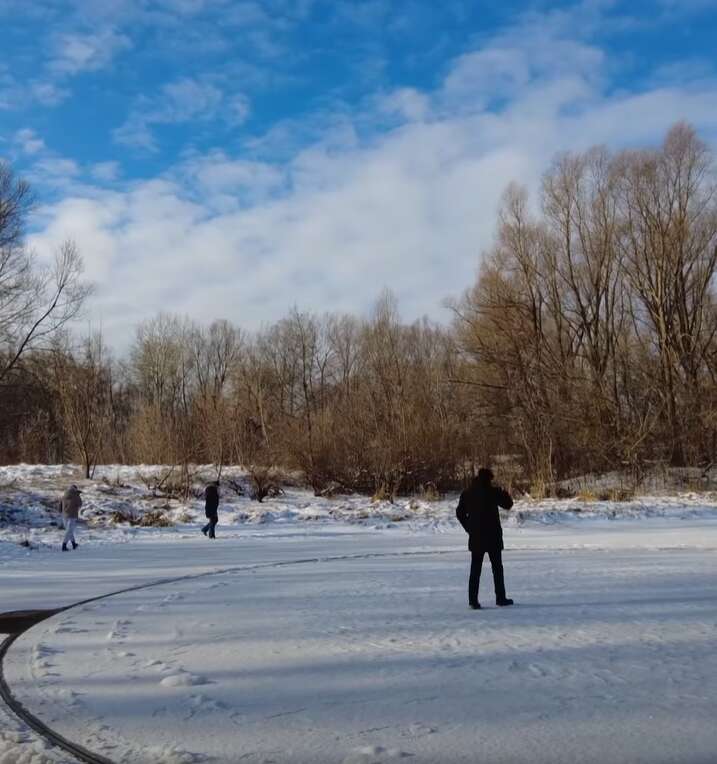 Аномальне явище на Чернігівщині: на річці з’явилося крижане коло, що обертається