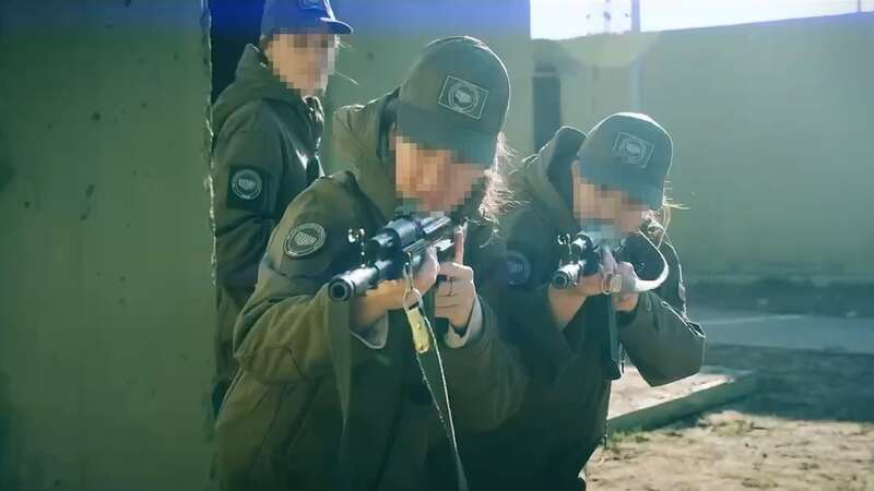 Первые дни смены. Елена также среди детей на видео Перші дні зміни. Олена — також серед дітей на відео