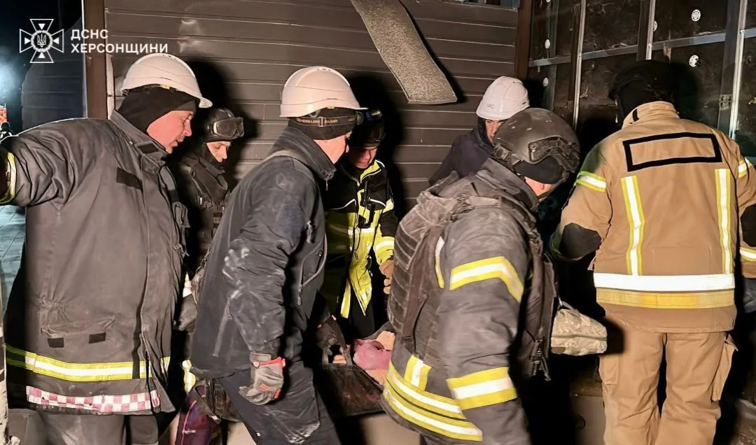 У Херсоні під завалами знайшли тіло мами поранених близнюків: двоє загиблих, п’ятеро постраждалих. Фото і відео