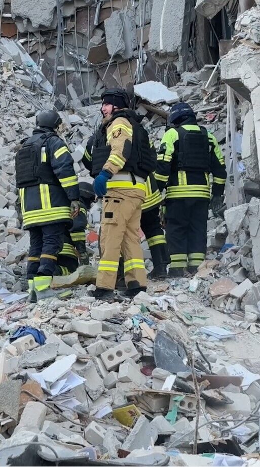 У Херсоні під завалами знайшли тіло мами поранених близнюків: двоє загиблих, п’ятеро постраждалих. Фото і відео