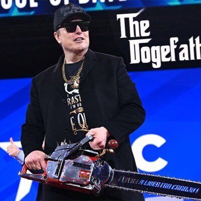 Ілон Маск з подарованою бензопилкою