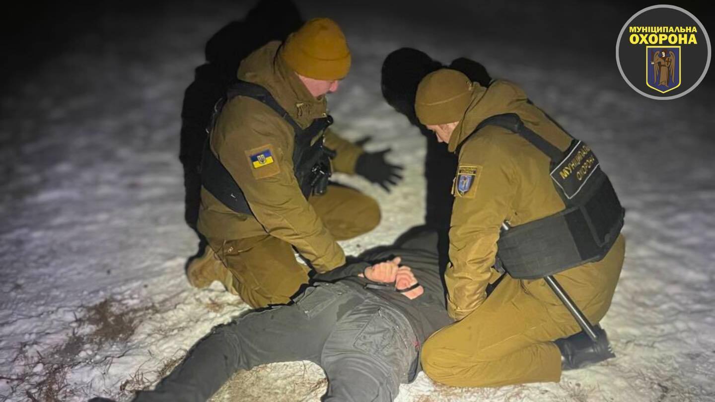 В Киеве мужчина стрелял в сторону людей в парке Партизанской славы. Подробности и фото dqxikeidqxiqqeant