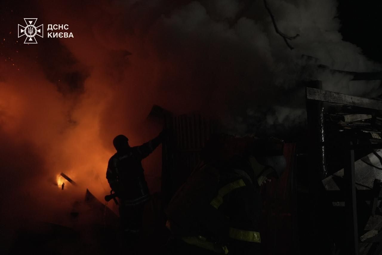 Houses and cars burned: SES showed the consequences of the Russian drone attack on Kyiv. Photo dqxikeidqxiqqeant