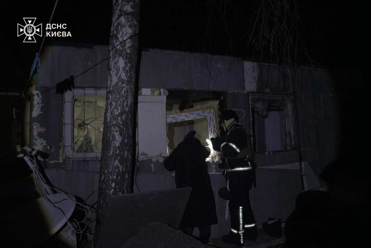 Горіли будинки та авто: у ДСНС показали наслідки нічної атаки дронів РФ на Київщину. Фото