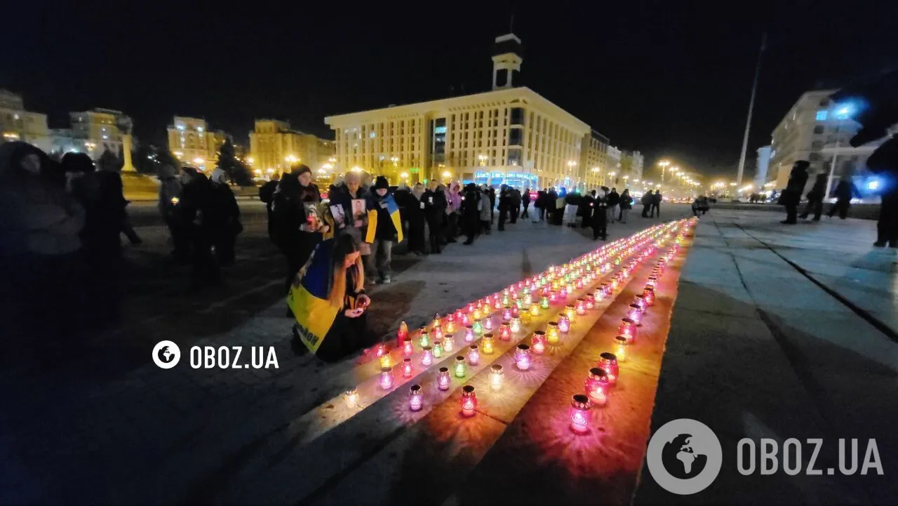 Люди несут цветы и зажигают свечи: в Киеве чтят память защитников Украины. Фото и видео dqxikeidqxitkant