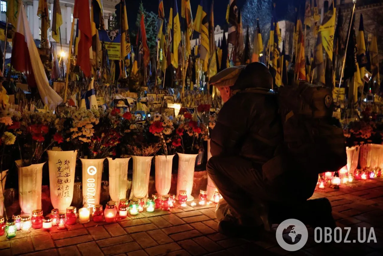Люди несут цветы и зажигают свечи: в Киеве чтят память защитников Украины. Фото и видео