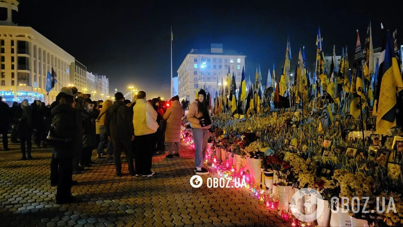 Люди несут цветы и зажигают свечи: в Киеве чтят память защитников Украины. Фото и видео