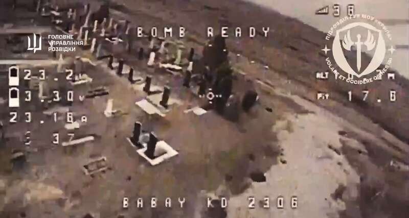 Окупанти ховались серед могил на цвинтарі, але не допомогло: у ГУР показали ефектну роботу по ворогу. Відео dqxikeidqxiqqeant