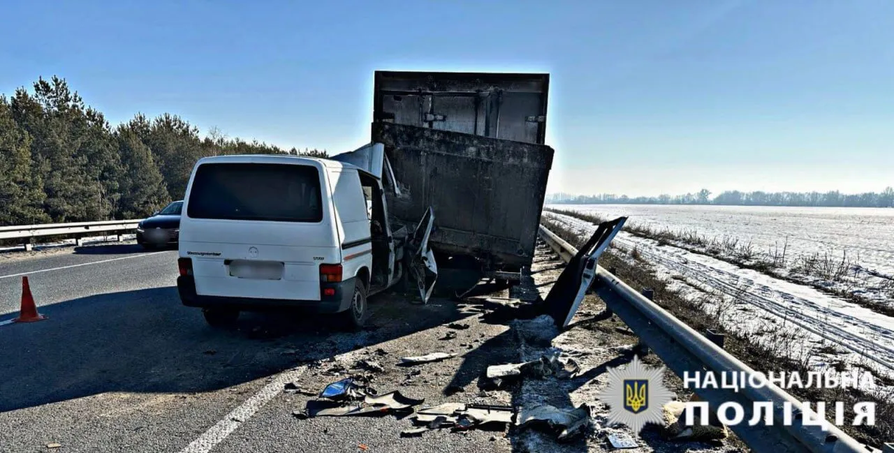 На Київщині мікроавтобус врізався у вантажівку: є загибла і постраждалий. Подробиці та фото dqxikeidqxiqqeant