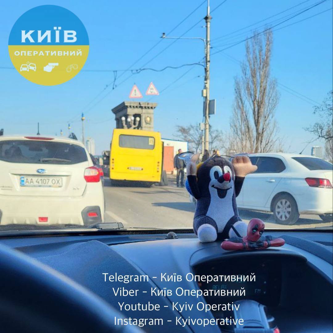 В Киеве у маршрутки на въезде на мост Патона отвалилось колесо: образовалась пробка. Фото dqxikeidqxitkant