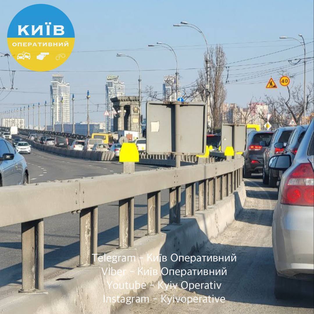 В Киеве у маршрутки на въезде на мост Патона отвалилось колесо: образовалась пробка. Фото
