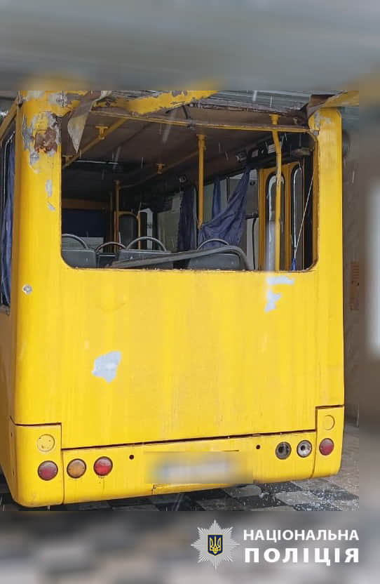 damaged passenger bus in Kherson, police photo dqxikeidqxitkant