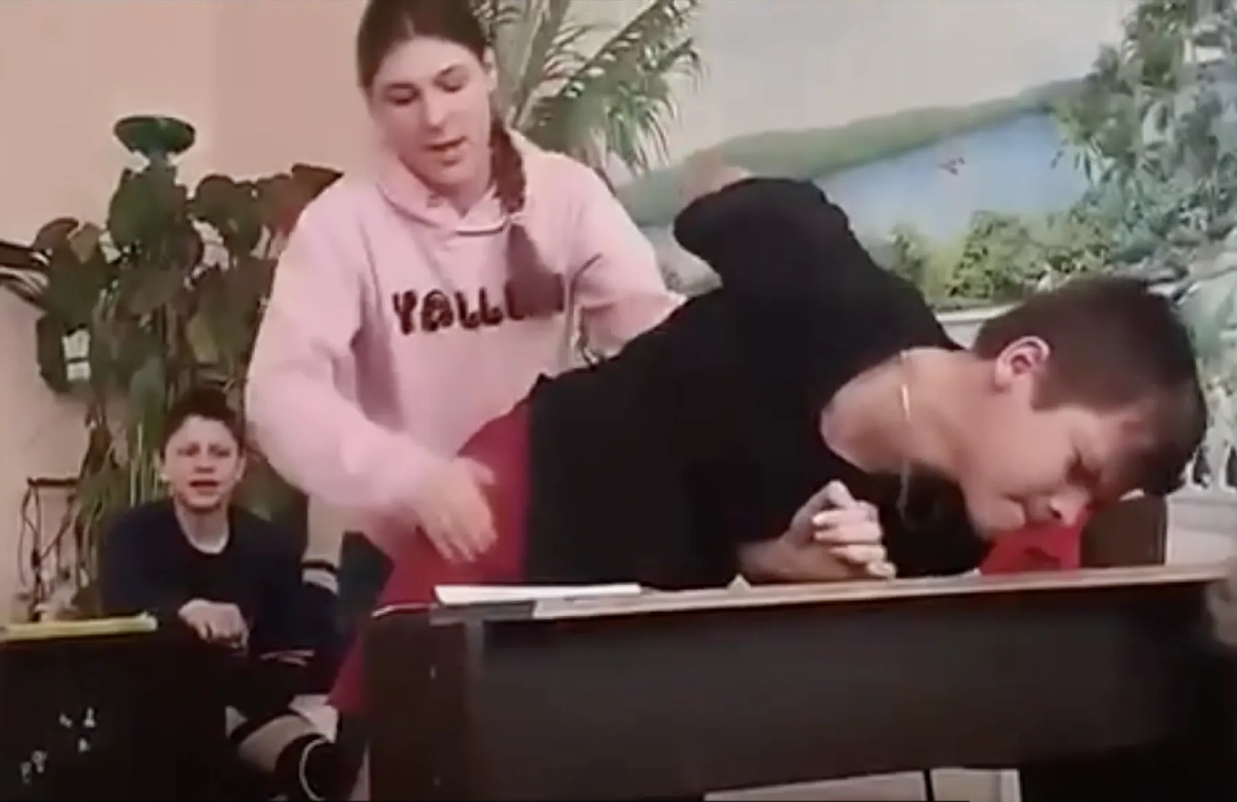 На Тернопільщині вчителька силою забирала в учня телефон: її покарали dqxikeidqxitkant