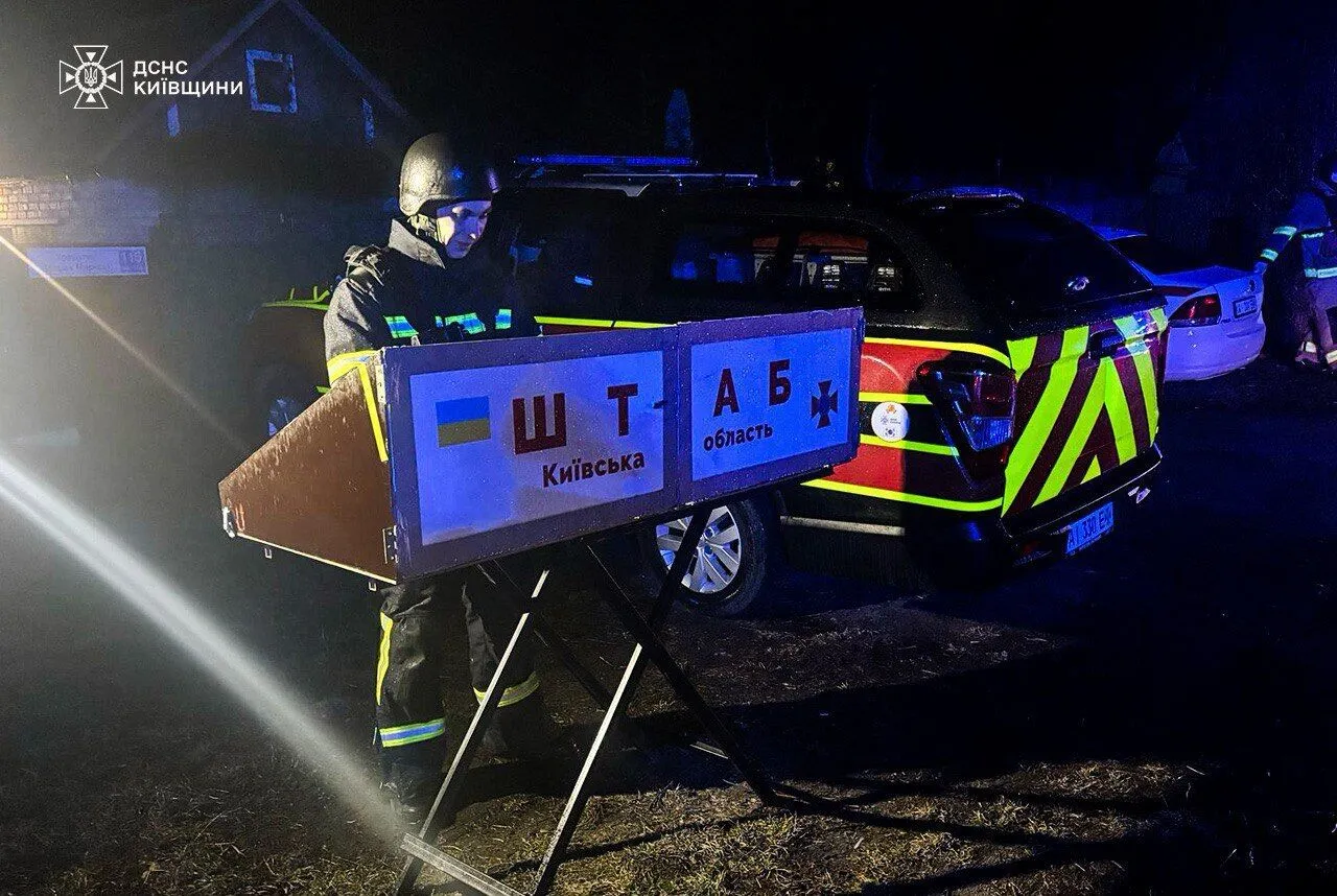 На Київщині внаслідок ворожої атаки загорівся меблевий магазин, пошкоджено будинки. Фото