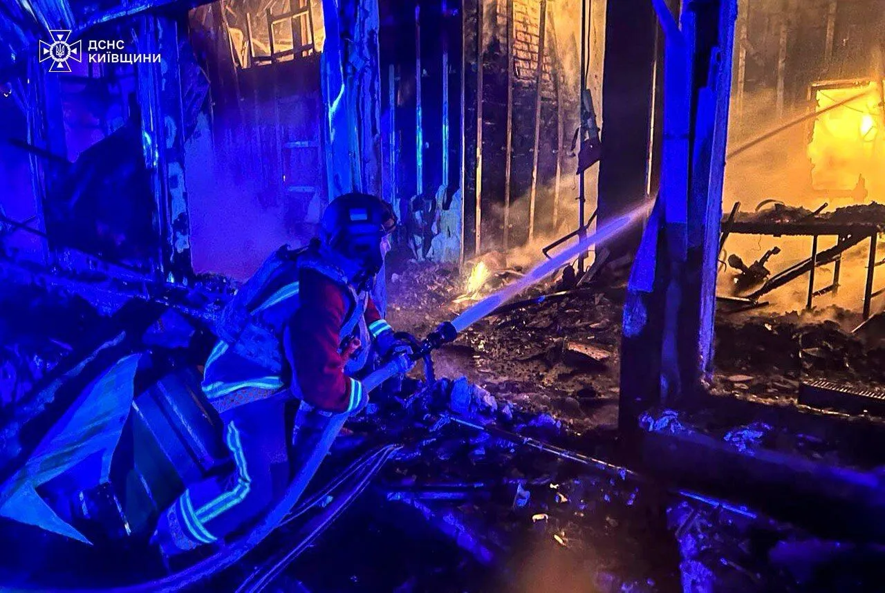 As a result of the enemy attack in Kyiv region, a furniture store caught fire, and houses were damaged. Photo dqxikeidqxiqqeant