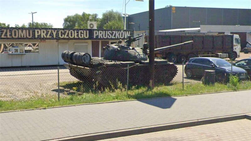 Викрадений танк стояв на сміттєзвалищі у Прушкові https://www.polsatnews.pl/wiadomosc/2025-03-12/czolg-z-pruszkowa-skradziony-prawie-40-tonowej-maszyny-poszukuje-policja/