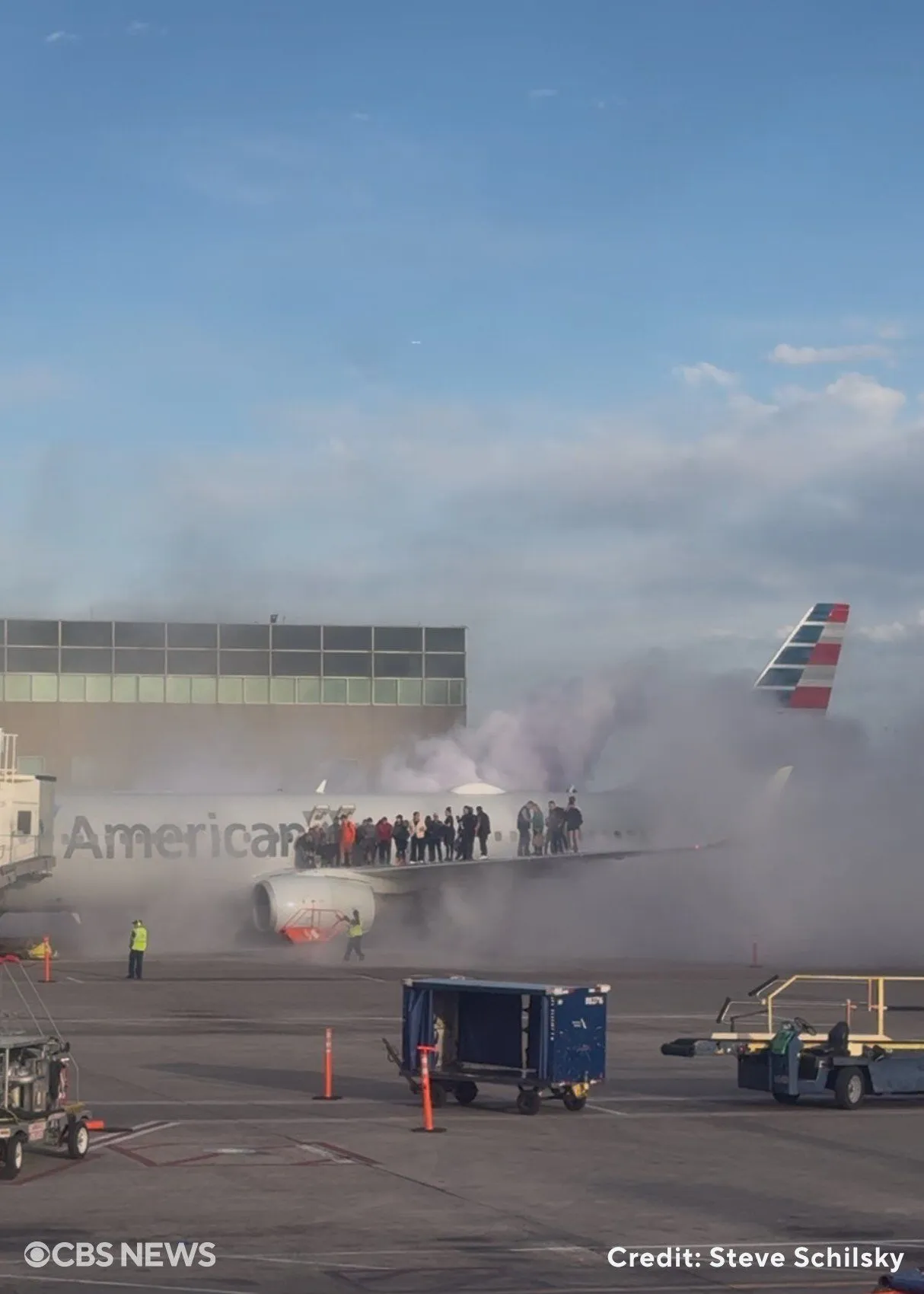 Огонь охватил двигатель: в аэропорту Денвера загорелся самолет Boeing 737 с пассажирами, есть пострадавшие. Фото и видео