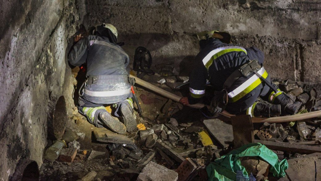 Чоловіка витягнули з труби у Харкові Чоловіка витягнули з труби у Харкові dqxikeidqxitkant