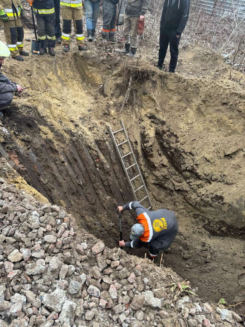 чоловік застряг в трубі чоловік застряг в трубі