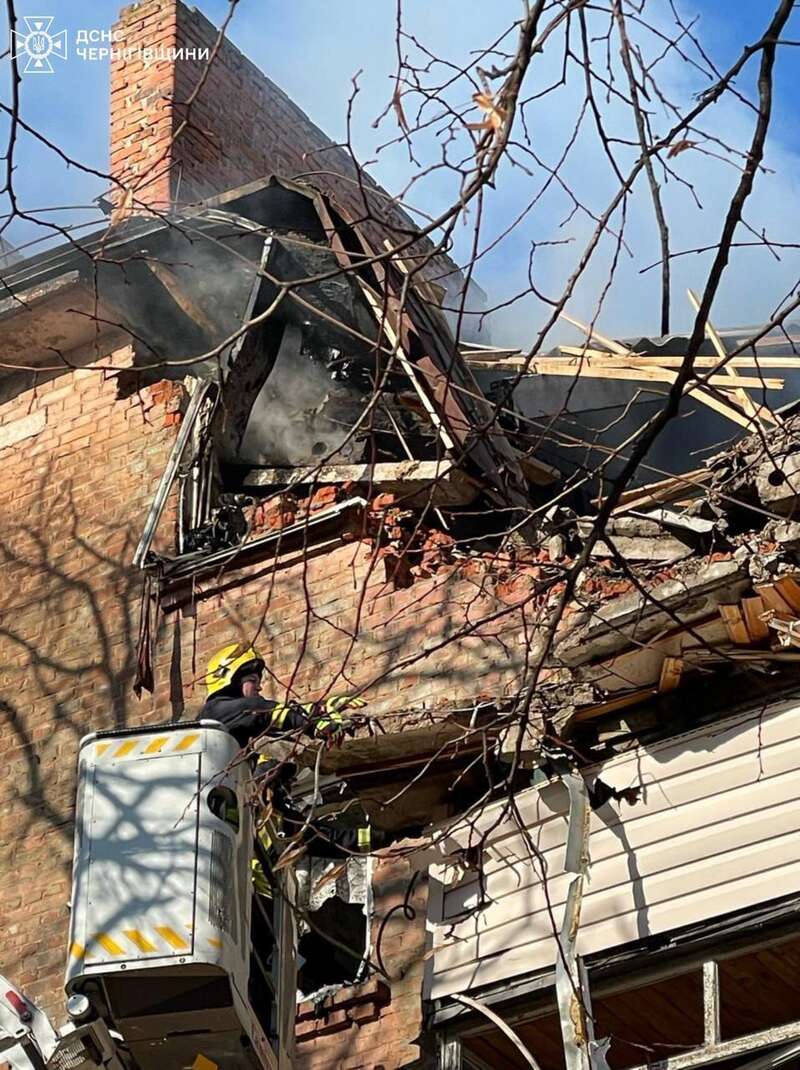 Наслідки удару російського БПЛА по житловому будинку у Чернігові. dqxikeidqxitkant