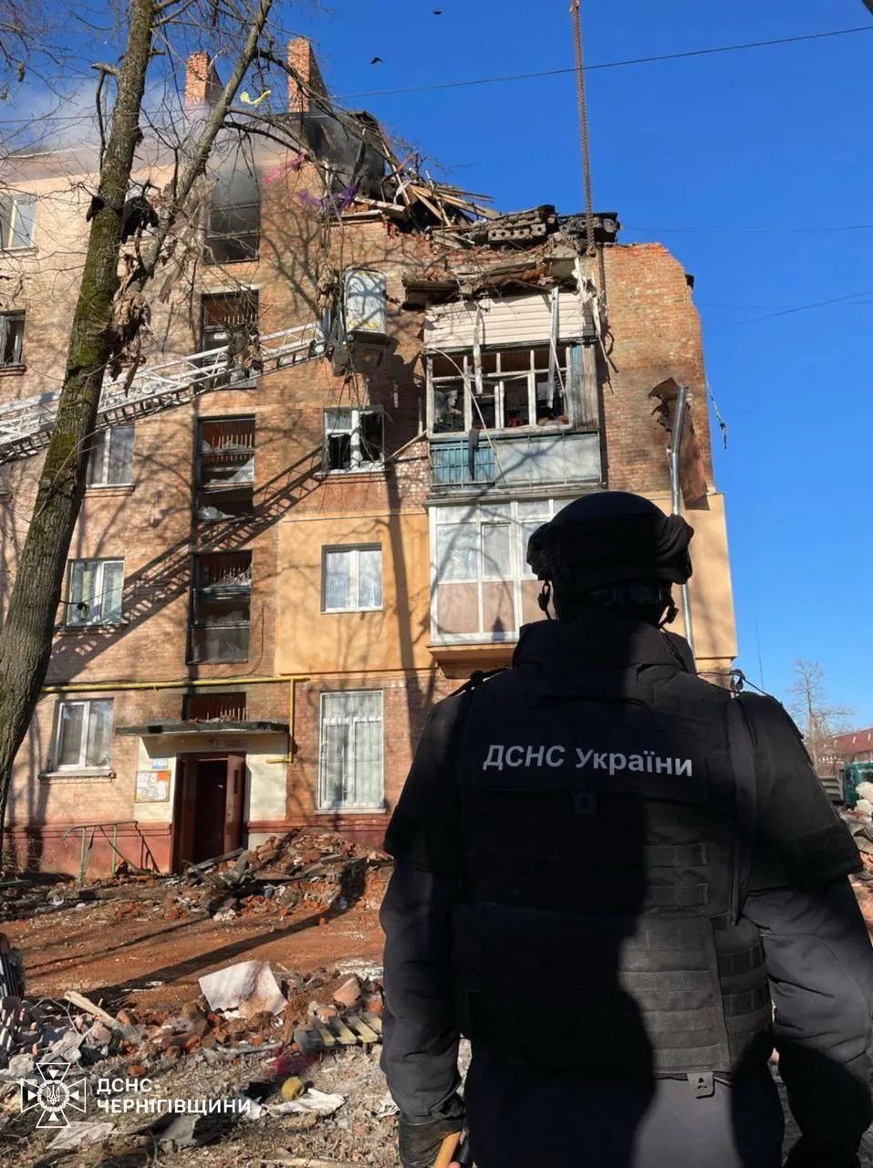 Наслідки удару російського БПЛА по житловому будинку у Чернігові.