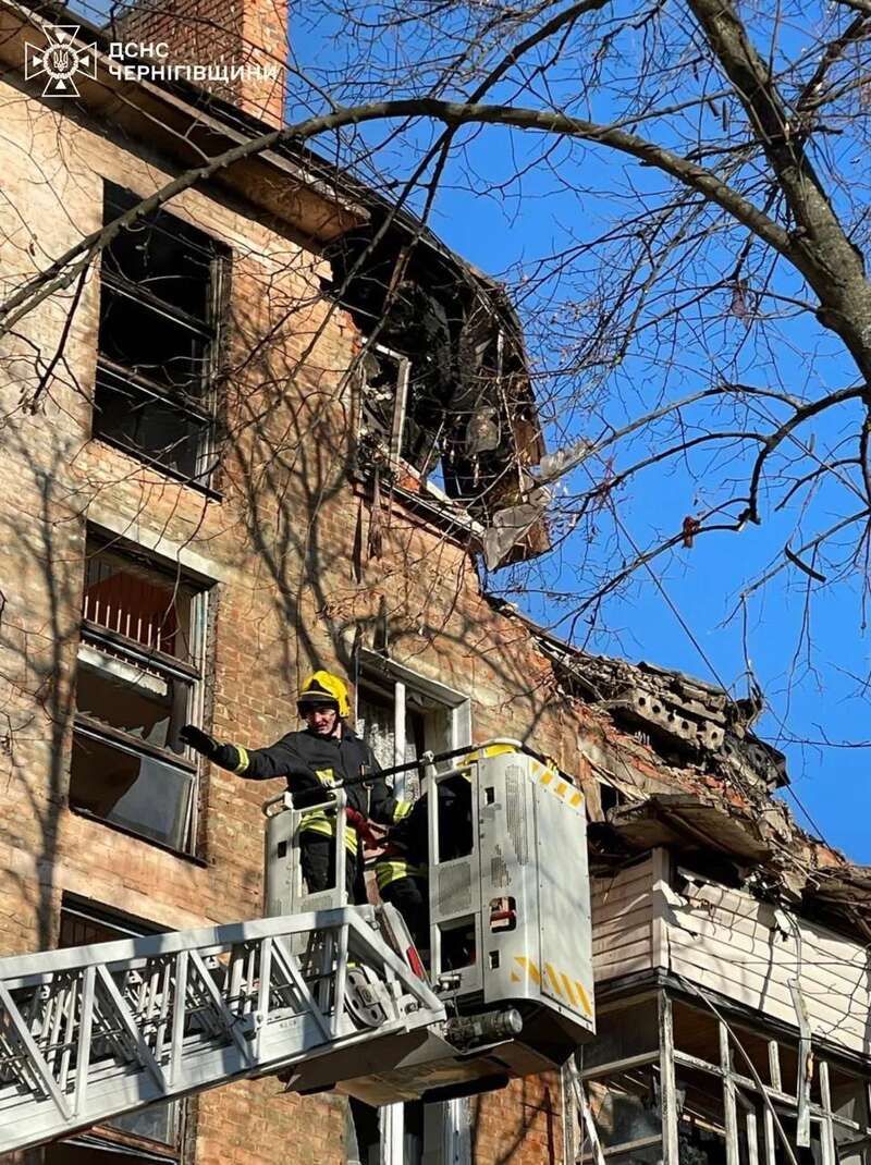 Наслідки удару російського БПЛА по житловому будинку у Чернігові.