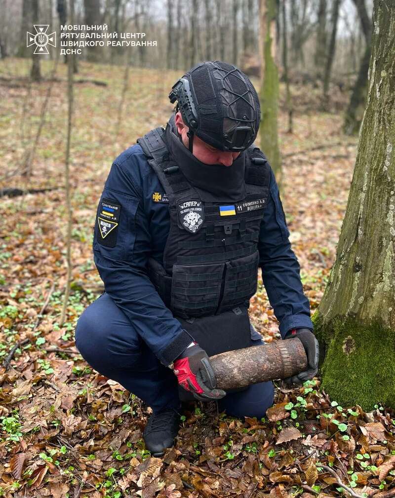 В Киеве в популярном городском парке мужчина во время прогулки нашел снаряд. Подробности и фото