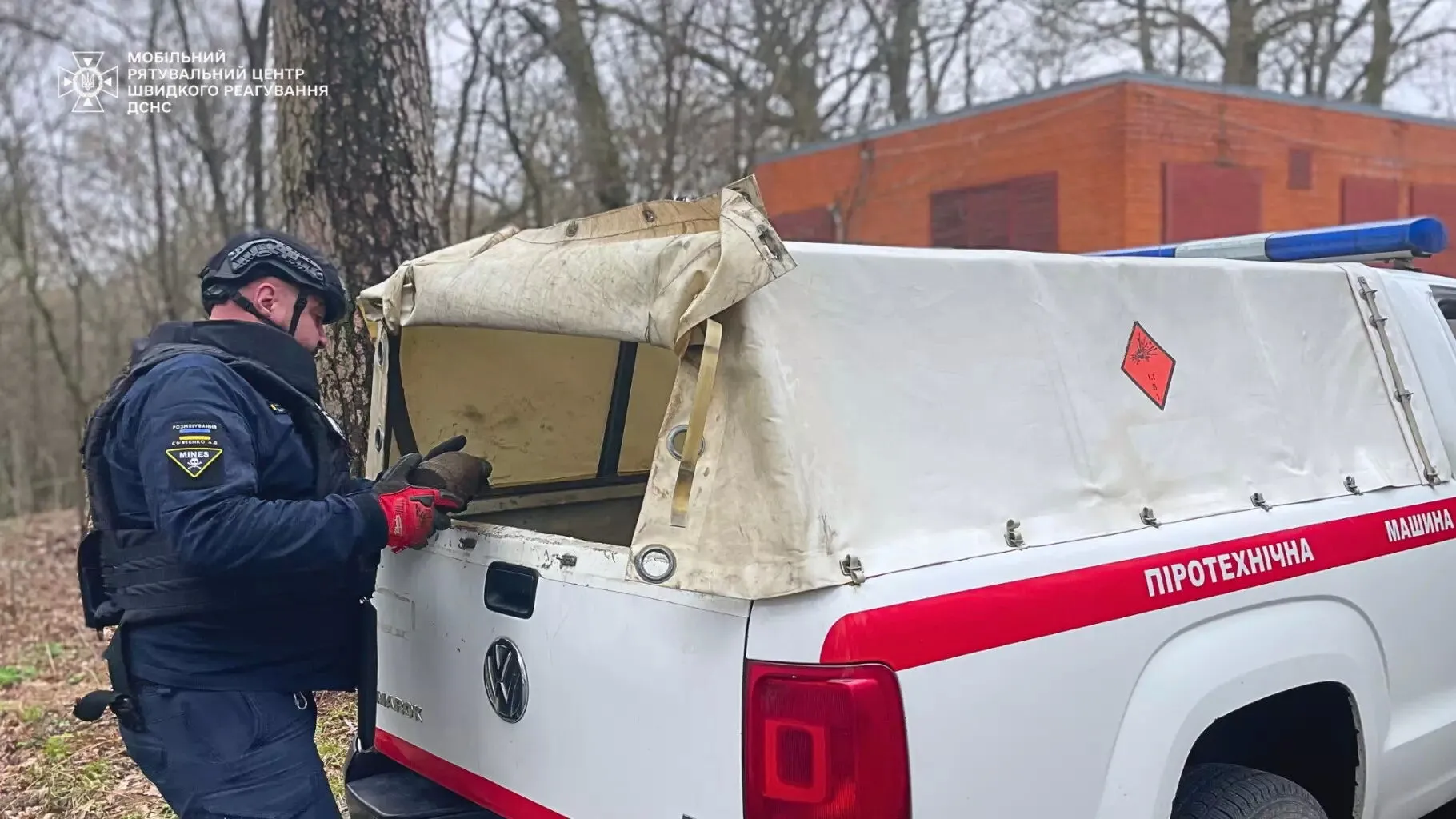 В Киеве в популярном городском парке мужчина во время прогулки нашел снаряд. Подробности и фото