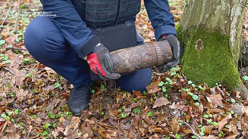 У Києві в популярному міському парку чоловік під час прогулянки знайшов снаряд. Подробиці та фото dqxikeidqxitkant