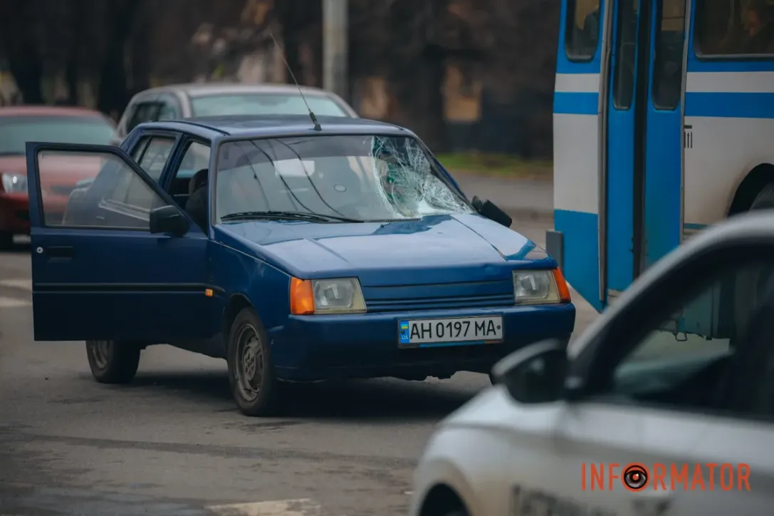 У Дніпрі авто збило вагітну жінку та двох дітей на пішохідному переході: з’явилися дані про їхній стан. Фото і відео