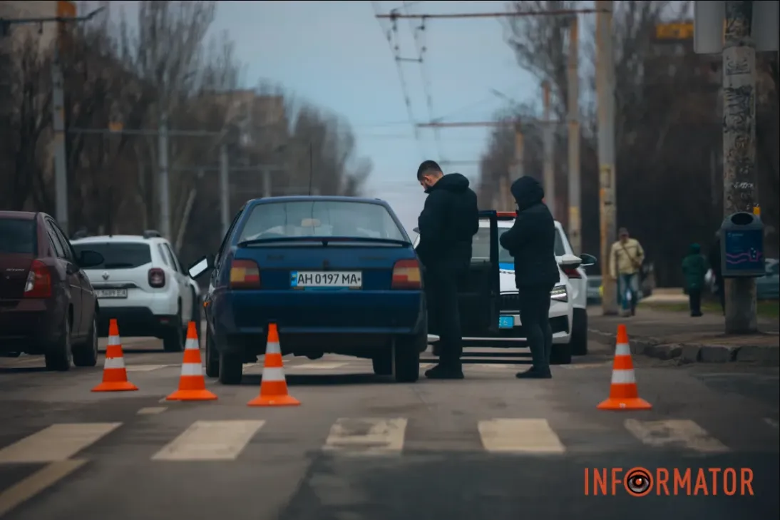 У Дніпрі авто збило вагітну жінку та двох дітей на пішохідному переході: з’явилися дані про їхній стан. Фото і відео