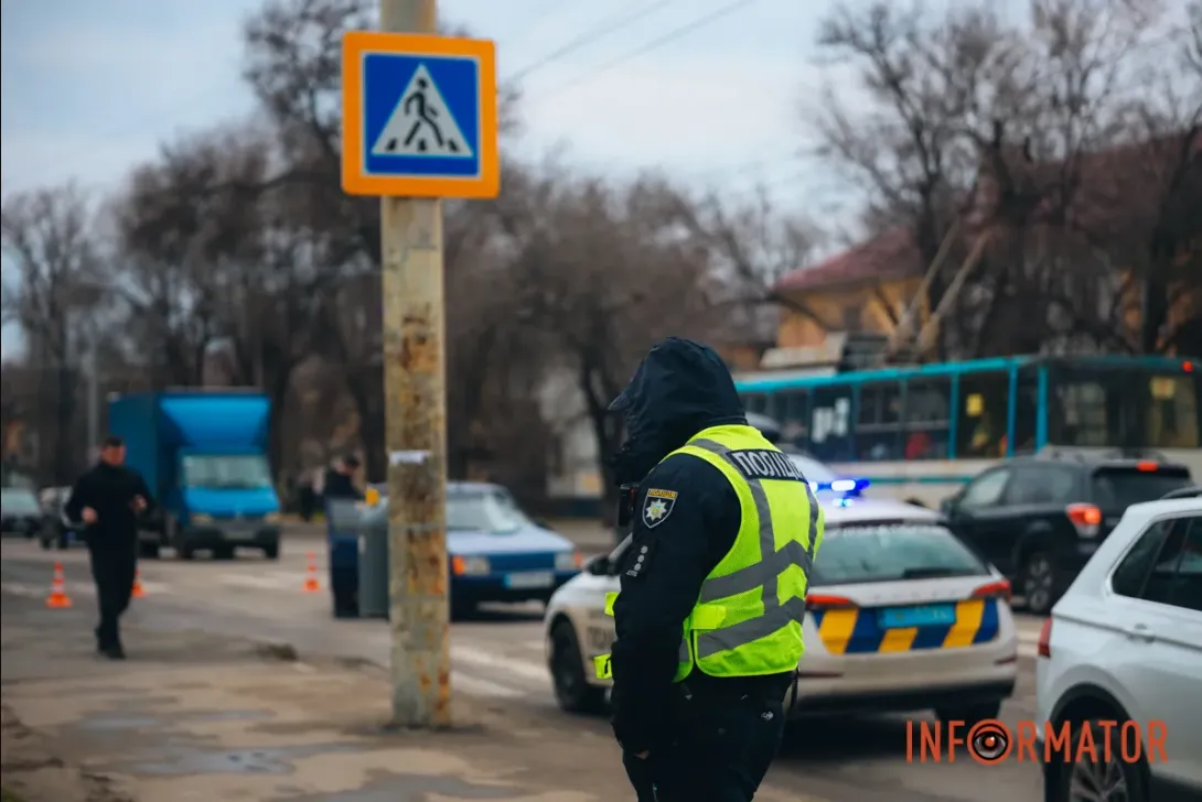 В Днепре авто сбило беременную женщину и двух детей на пешеходном переходе: появились данные об их состоянии. Фото и видео