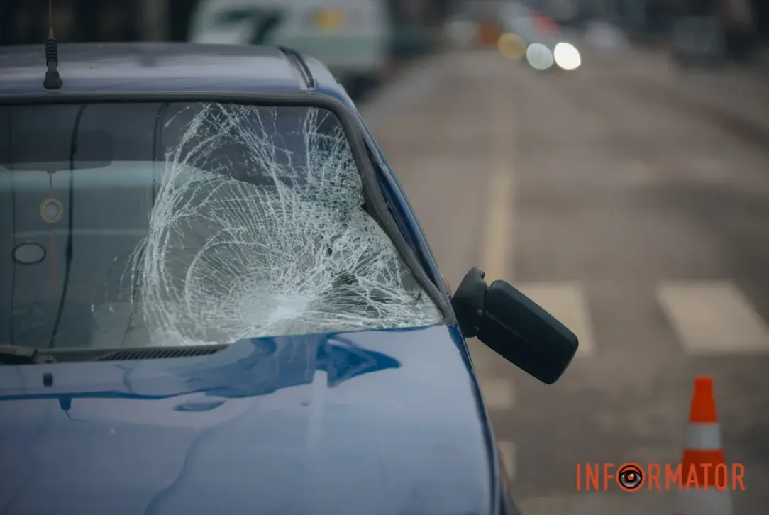 В Днепре авто сбило беременную женщину и двух детей на пешеходном переходе: появились данные об их состоянии. Фото и видео