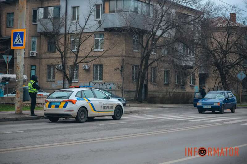 В Днепре авто сбило беременную женщину и двух детей на пешеходном переходе: появились данные об их состоянии. Фото и видео