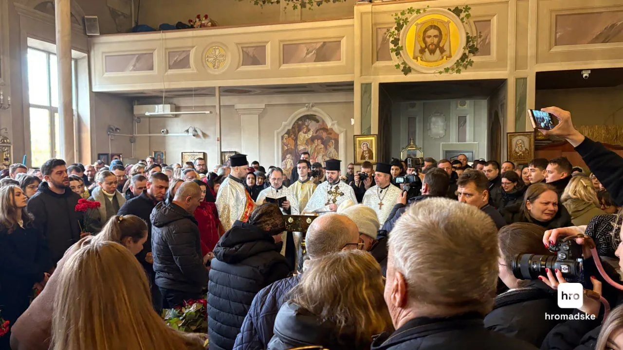 Люди несли цветы: в Одессе попрощались с убитым активистом Демьяном Ганулом. Фото и видео