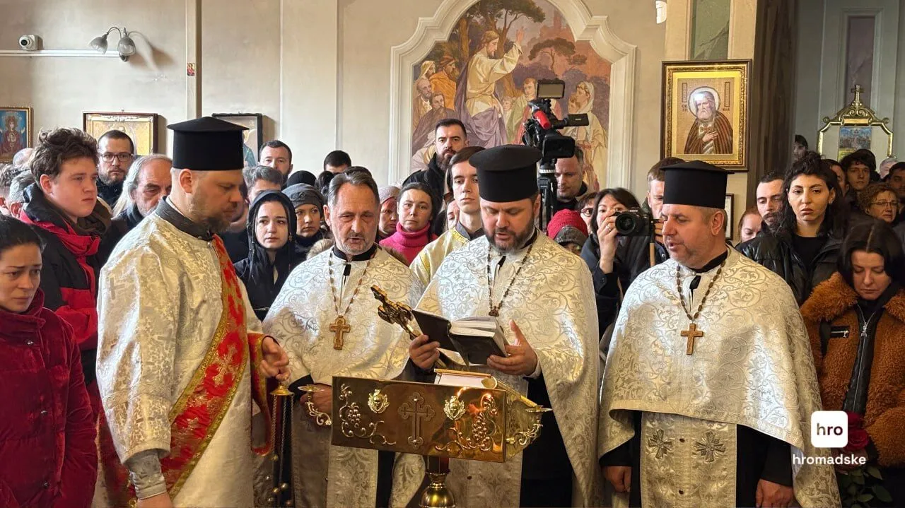 Люди несли цветы: в Одессе попрощались с убитым активистом Демьяном Ганулом. Фото и видео