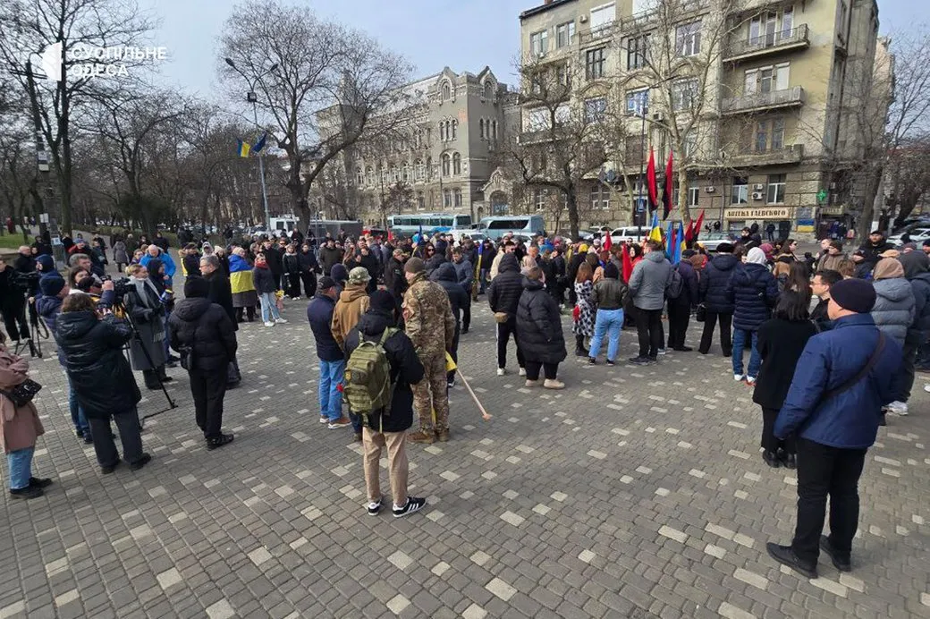 Люди несли квіти: в Одесі попрощалися з убитим активістом Демʼяном Ганулом. Фото і відео dqxikeidqxitkant