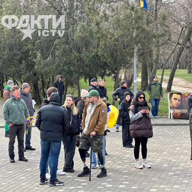 Люди несли квіти: в Одесі попрощалися з убитим активістом Демʼяном Ганулом. Фото і відео