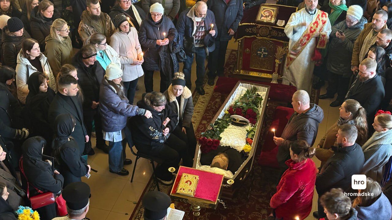 Люди несли квіти: в Одесі попрощалися з убитим активістом Демʼяном Ганулом. Фото і відео