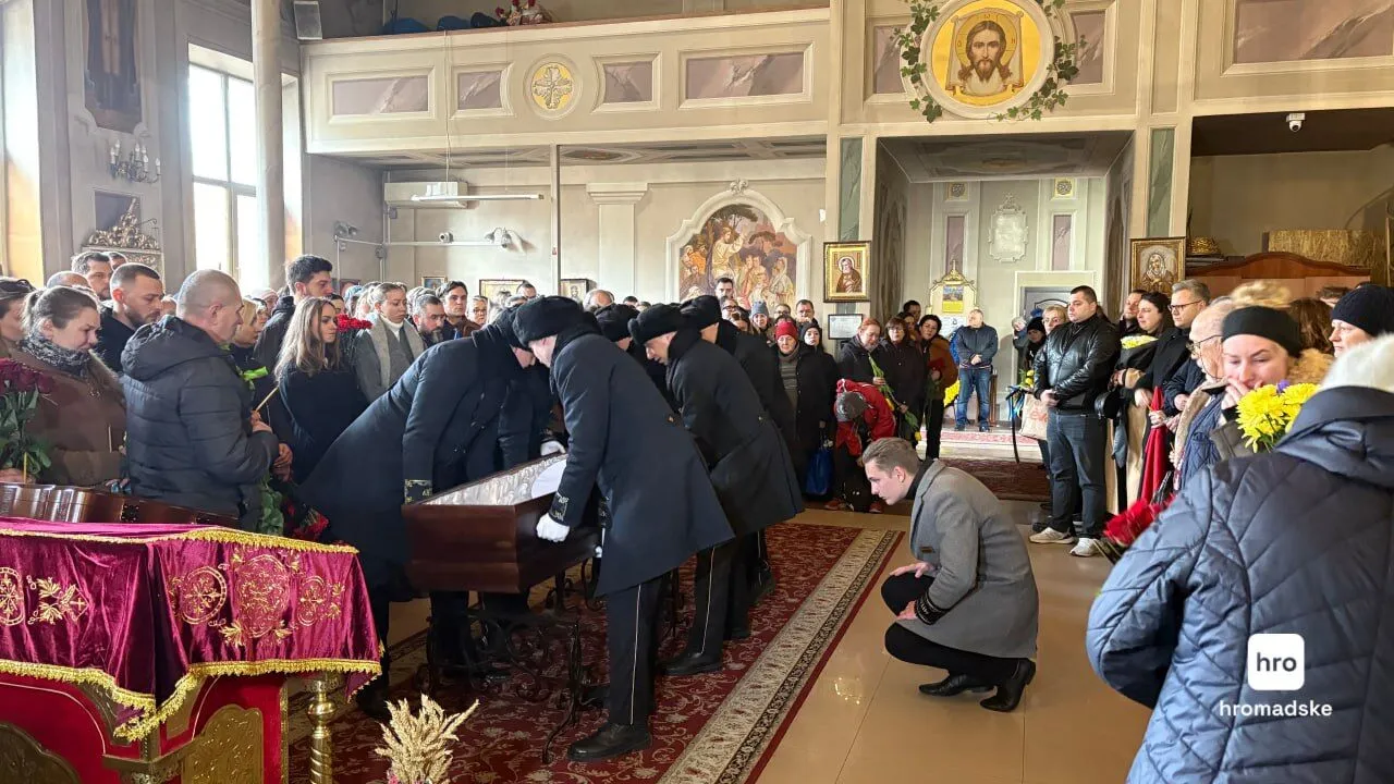 Люди несли квіти: в Одесі попрощалися з убитим активістом Демʼяном Ганулом. Фото і відео