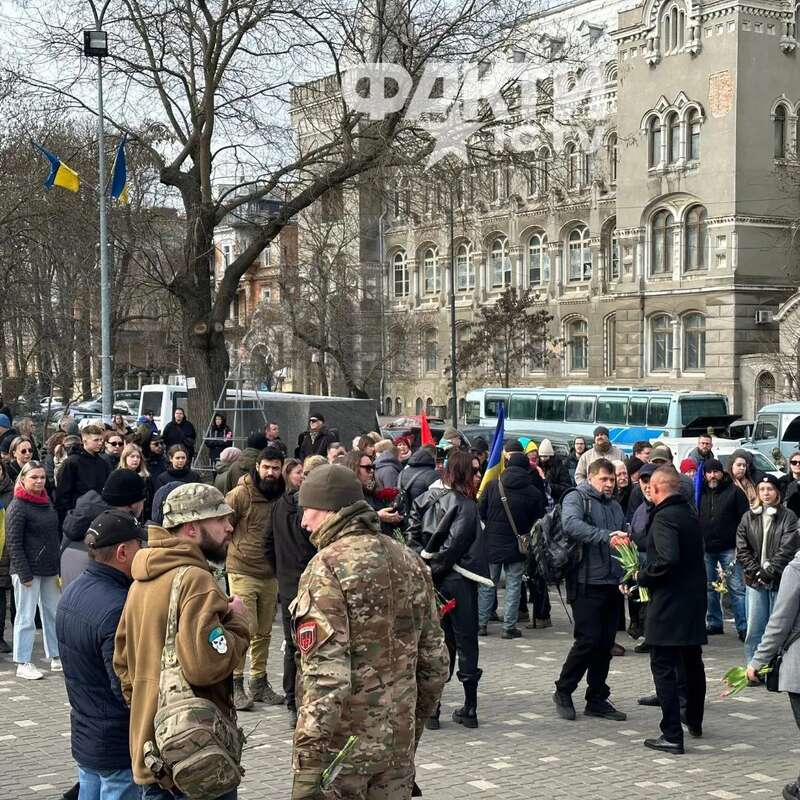 Люди несли цветы: в Одессе попрощались с убитым активистом Демьяном Ганулом. Фото и видео