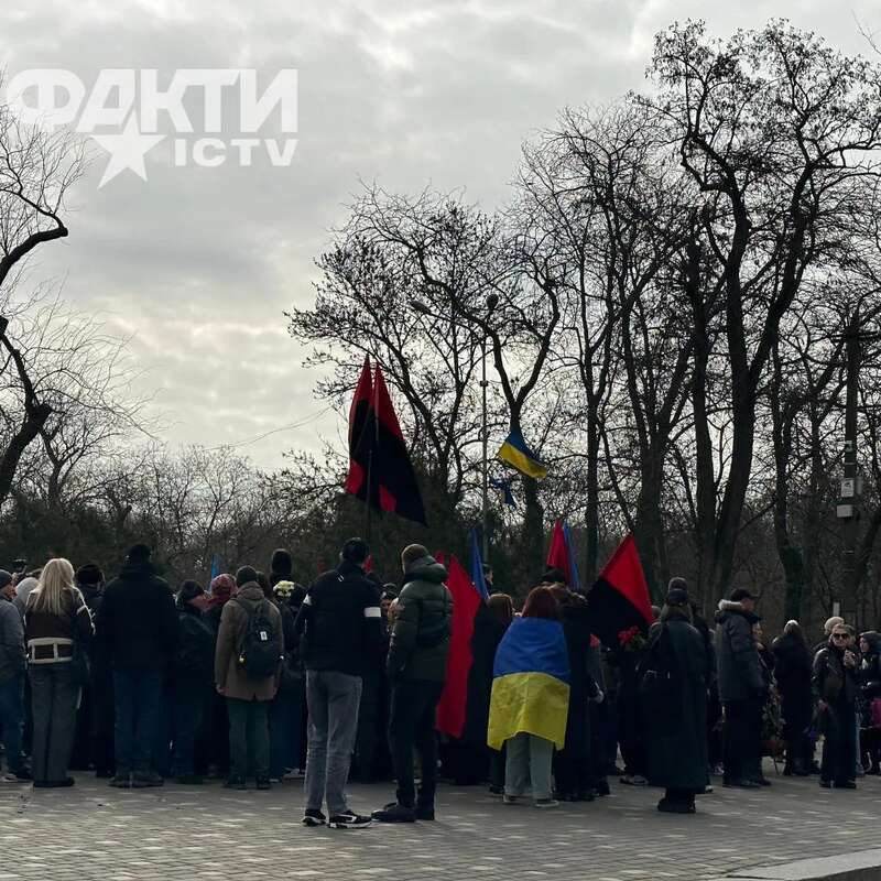 Люди несли цветы: в Одессе попрощались с убитым активистом Демьяном Ганулом. Фото и видео